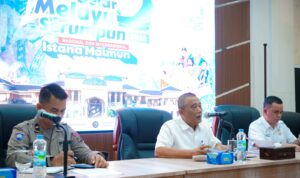 Asisten Ekbang Agus Sudiyono saat memberikan pengarahan dalam rapat di Balai Kota Medan, kemarin. BP/EI)
