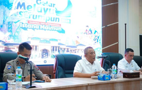 Asisten Ekbang Agus Sudiyono saat memberikan pengarahan dalam rapat di Balai Kota Medan, kemarin. BP/EI)