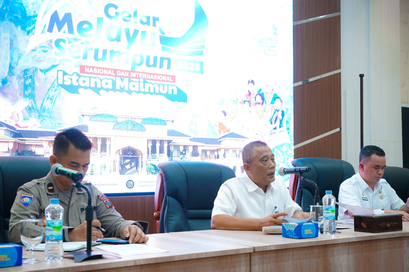 Asisten Ekbang Agus Sudiyono saat memberikan pengarahan dalam rapat di Balai Kota Medan, kemarin. BP/EI)