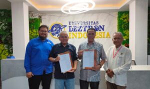 Wakil Rektor UDI Dr.H Yohny Anwar, SH foto bersama usai penandatangan MoU antara UDI dan IMO Sumut. BP/erwan