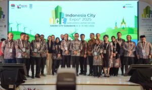 Wali kota Medan Rico Wass dan pengrajin UMKM Kota Medan foto bersama di Indonesia City Expo (ICE) Surabaya. BP/ist