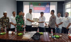 Akhir Nasution menerima piagam usai terpilih kembali sebagai Ketua Pengkot TI Padangsidimpuan periode 2025-2029, Sabtu (10/5-25). Foto : BP/Ist