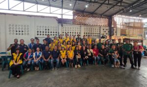 Relawan Angkatan Muda Sisingamangaraja XII berbagi makanan untuk lansia di AKL Foodcourt, Jalan Percut, setiap Minggu pukul 17.00 WIB.