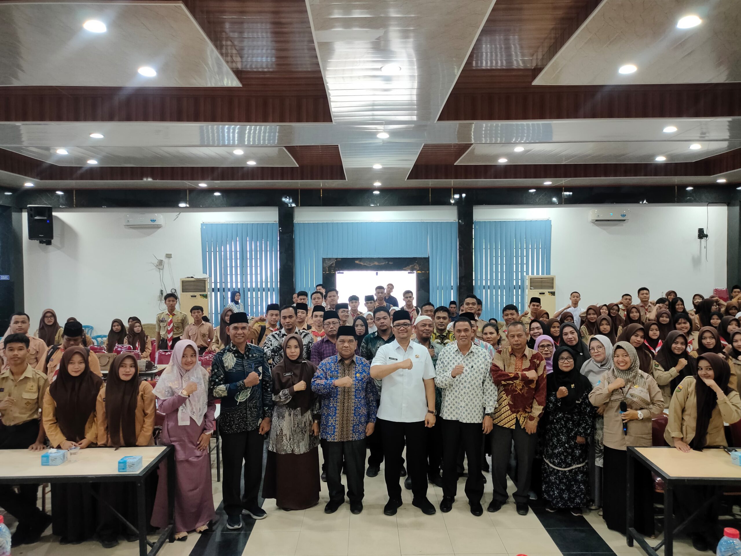 Foto bersama usai acara sosialisasi antara UDI dan Pemko Tanjungbalai di Aulas Dinas Pendidikan Kota Tanjungbalai. BP/erwan