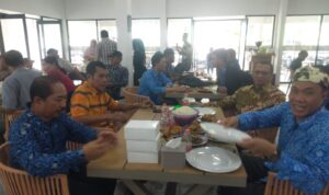 Ketua umum DPW Paguyuban Pasundan Sumut Prof Dr. H Yohny Anwar, MM,MH (kanan) bersama M Husni senator DPRRI dapil Sumut dari Partai Gerindra saat acara Halal bi Halal di Medan, Senin (12/5/2025). BP/erwan