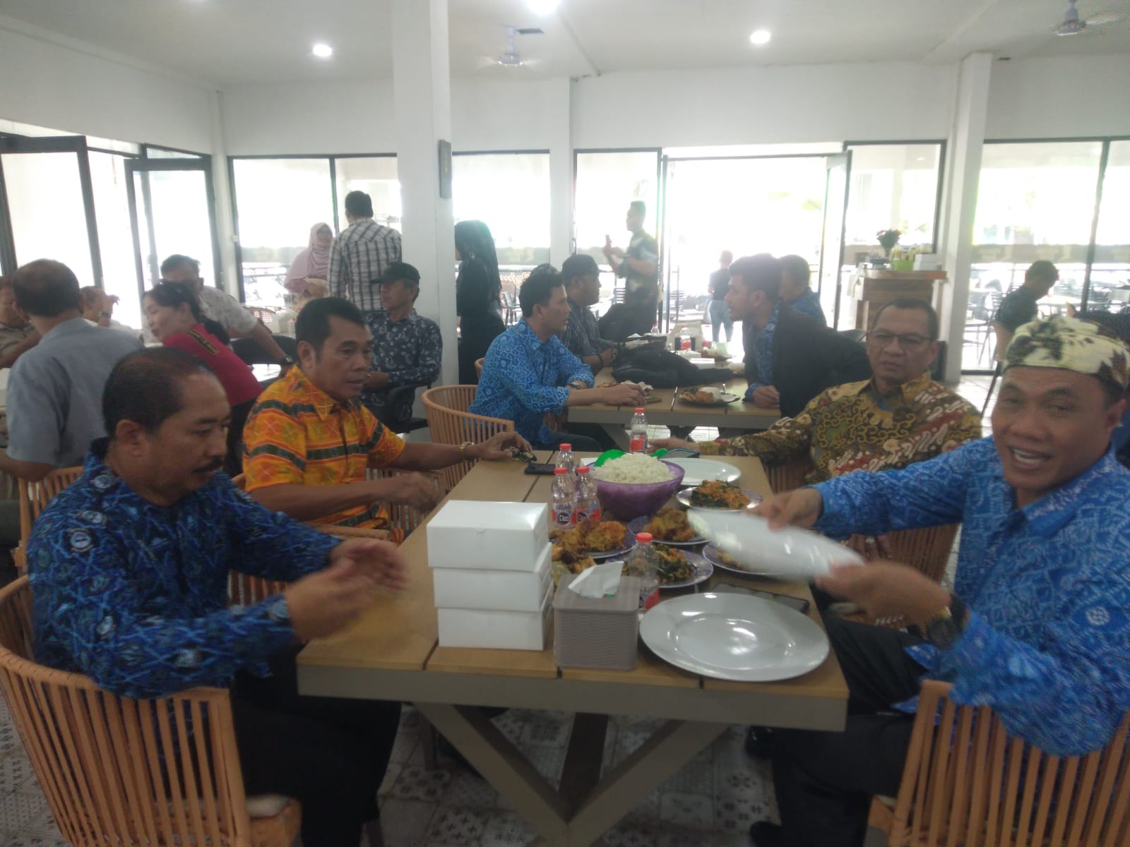 Ketua umum DPW Paguyuban Pasundan Sumut Prof Dr. H Yohny Anwar, MM,MH (kanan) bersama M Husni senator DPRRI dapil Sumut dari Partai Gerindra saat acara Halal bi Halal di Medan, Senin (12/5/2025). BP/erwan