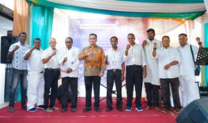 Kadis Pariwisata Medan Odi A Batubara foto bersama saat peringatan hari Tri Suci Waisak di Vihara Maha Manggala, Jalan Karya Medan, Senin (12/5/2025). BP/ist