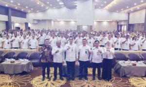Wali Kota Medan Rico Wass foto bersama usai launching BPJS Ketenagakerjaan di Hotel Grand Kanaya, Jalan Darussalam Medan, Rabu (14/5/2025). BP/ist