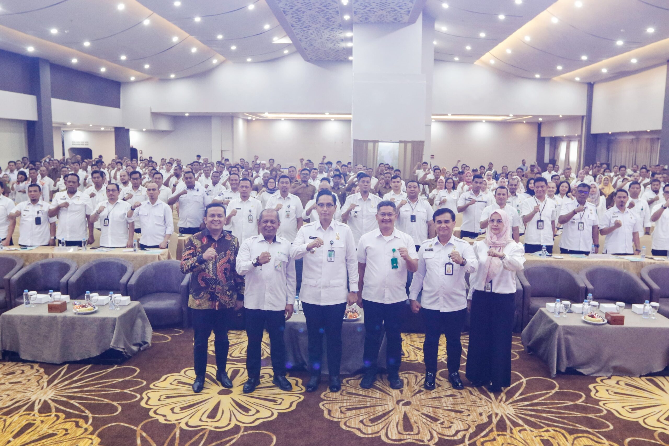 Wali Kota Medan Rico Wass foto bersama usai launching BPJS Ketenagakerjaan di Hotel Grand Kanaya, Jalan Darussalam Medan, Rabu (14/5/2025). BP/ist