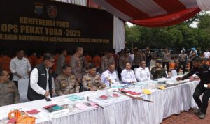 Wakapolda Sumut, Brigjen Pol Rony Samtana bersama dengan Irjen Desman dan pejabat Polda Sumut memaparkan pengungkapan kasus.(Istimewa).