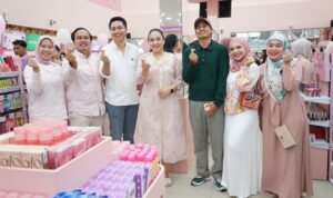 Ketua TPPKK Kota Medan Airin Rico Waas saat foto bersama