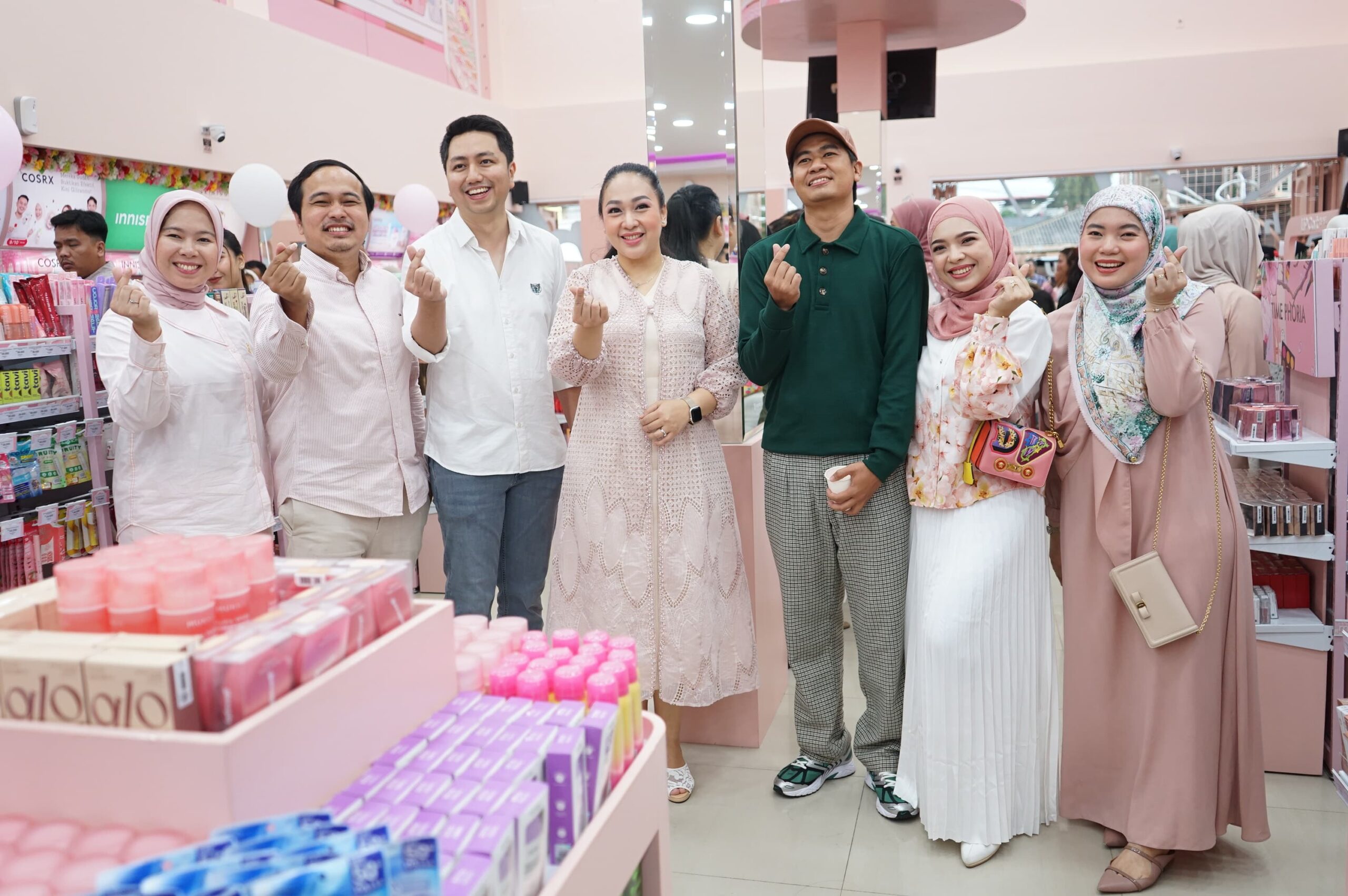 Ketua TPPKK Kota Medan Airin Rico Waas saat foto bersama