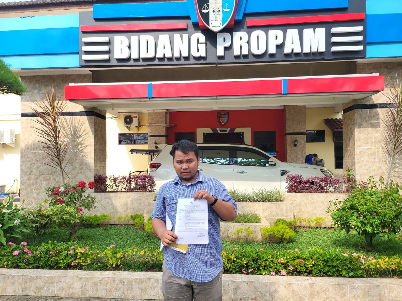 pelapor ketika di Propam.Polda Sumut.(Istimewa)