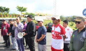 Bupati Tapanuli Selatan, H Gus Irawan Pasaribu saat melepas tim gotong royong untuk Indonesia Raya menuju Tapsel Bangkit, Jum'at (16/5-25). Foto : BP/Ist