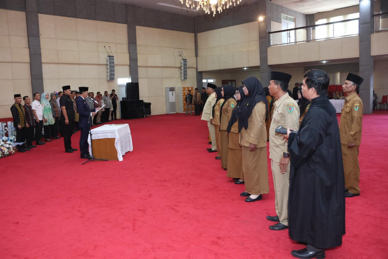 Bupati Tapanuli Selatan H Gus Irawan Pasaribu saat melantik Kasek SD dan SMP dilingkungan Dinas Pendidikan Tapsel, Jum'at (16/5-25). Foto : BP/Ist