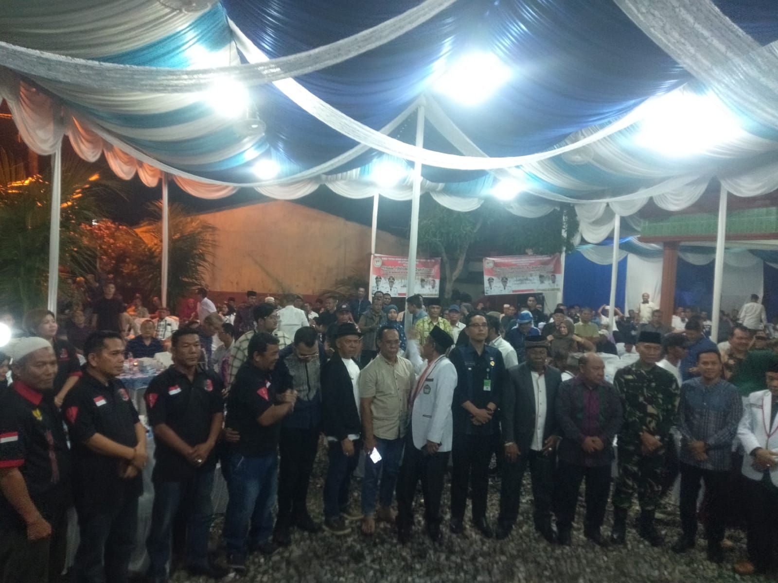 Wali Kota Medan Rico Waas foto bersama saat acara Halal bi Halal dan Syukuran Appsindo Kota Medan di Jalan Bromo Medan, Jumat (16/5/2025) malam. BP/erwan