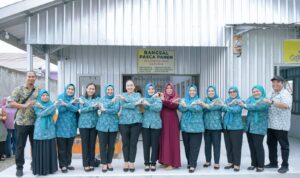 Ketua TPPKK Medan Airin Rico Waas foto bersama usai mengunjungi usaha jamu di Jalan Marelan, Kecamatan Medan Marelan, Jumat (16/5/2025). BP/ist