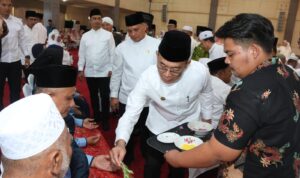 Bupati Tapanuli Selatan H Gus Irawan Pasaribu saat menepungtawari para CJH di Gedung Serba Guna Sarasi Sipirok, Sabtu (17/5-25). Foto : BP/Ist