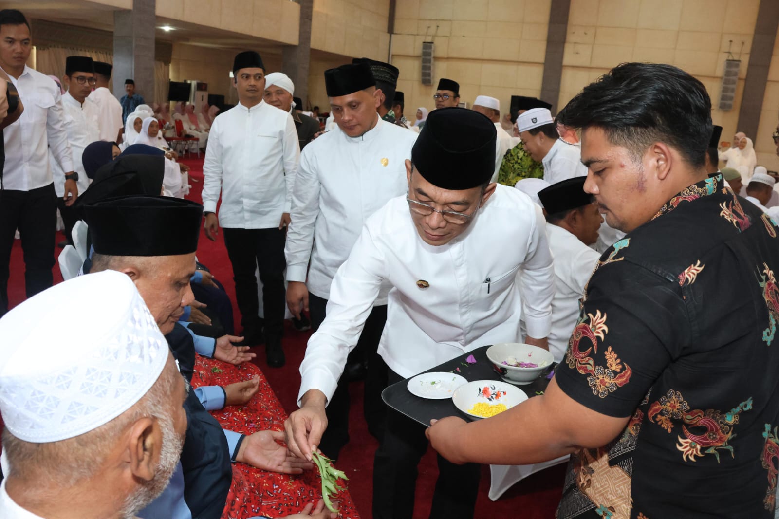 Bupati Tapanuli Selatan H Gus Irawan Pasaribu saat menepungtawari para CJH di Gedung Serba Guna Sarasi Sipirok, Sabtu (17/5-25). Foto : BP/Ist