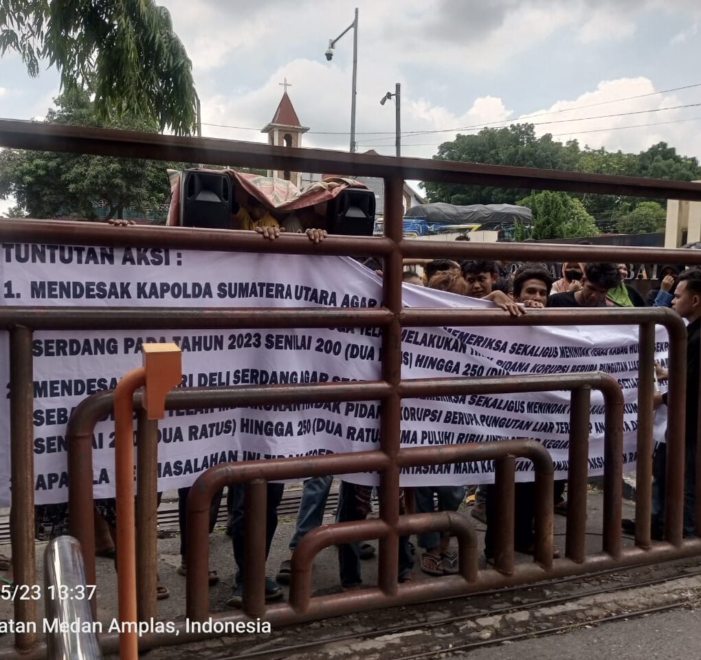 Massa ketika melakukan aksi di Mapolda Sumut.(batakpos.com).