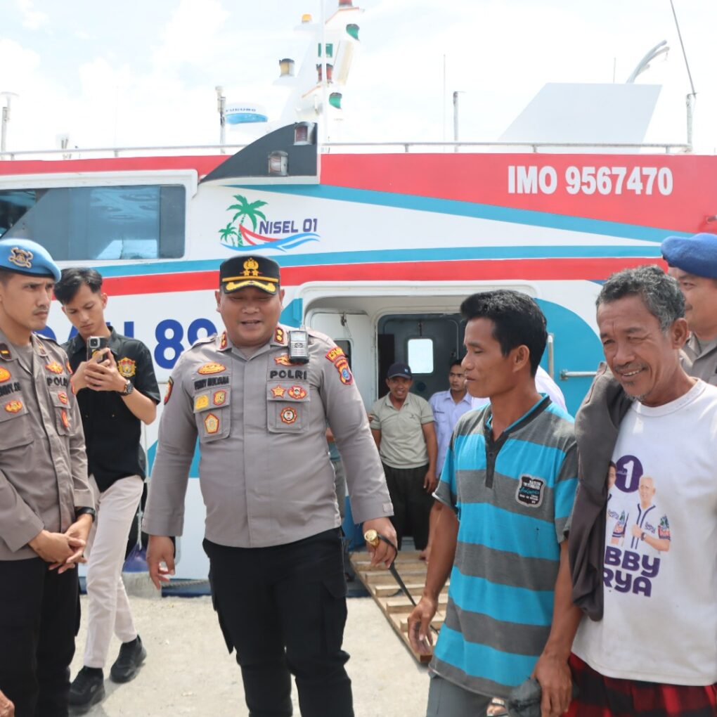 Kapolres mengantarkan korban pulang kerumah.(Istimewa)