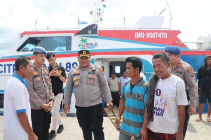 Kapolres mengantarkan korban pulang kerumah.(Istimewa)