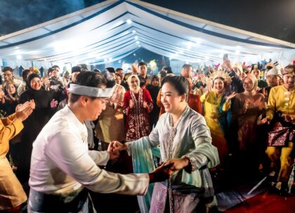 Wali Kota Medan Rico Wass menari bersama saat acara penutupan Gelar Serumpun Melayu (Games) ke 8 tahun 2025. BP/ist