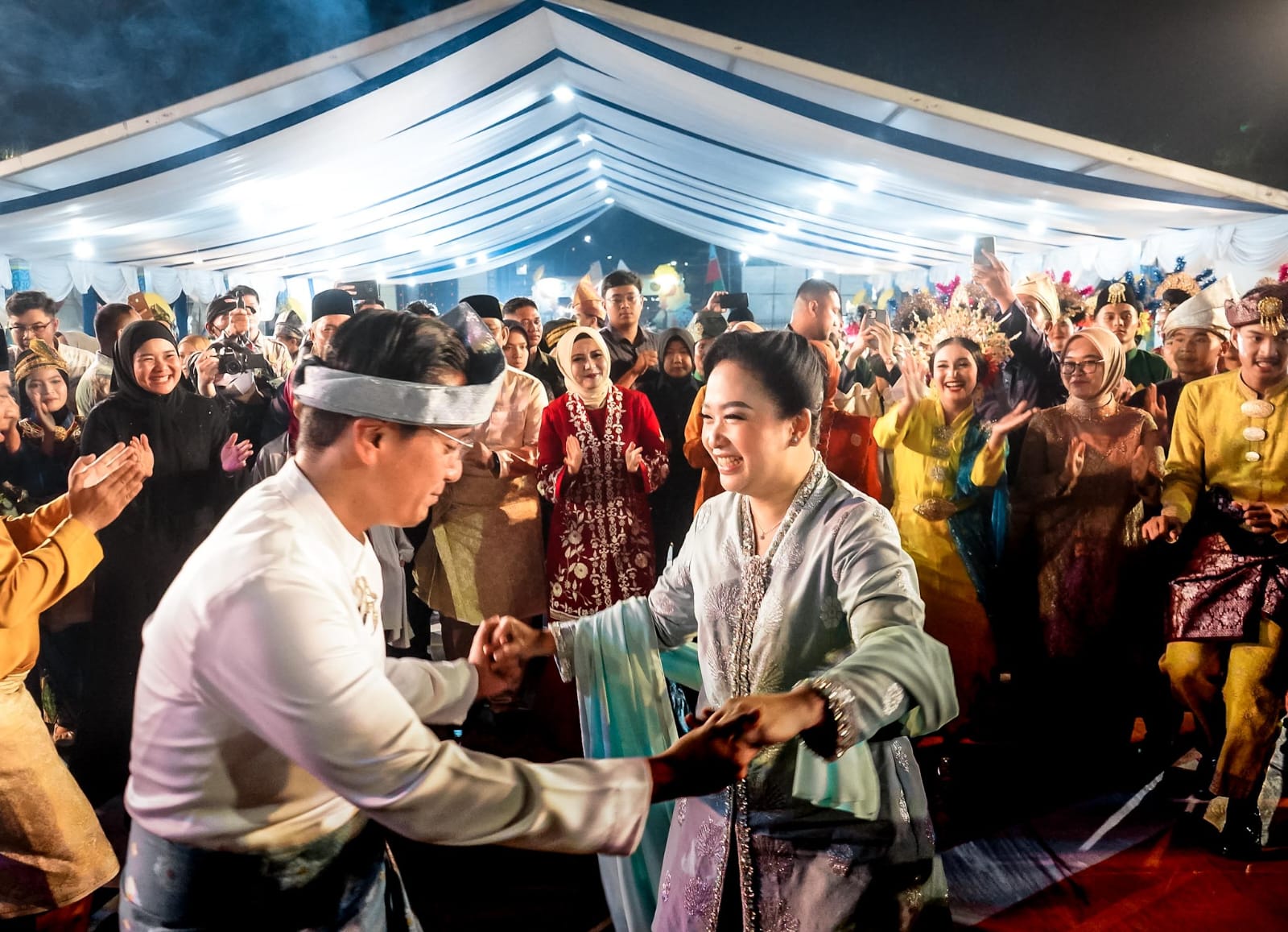 Wali Kota Medan Rico Wass menari bersama saat acara penutupan Gelar Serumpun Melayu (Games) ke 8 tahun 2025. BP/ist