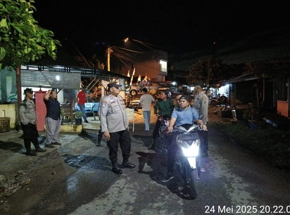 Personal kepolisian melakukan razia.(Istimewa)