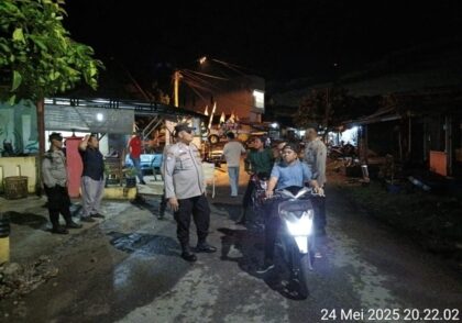 Personal kepolisian melakukan razia.(Istimewa)