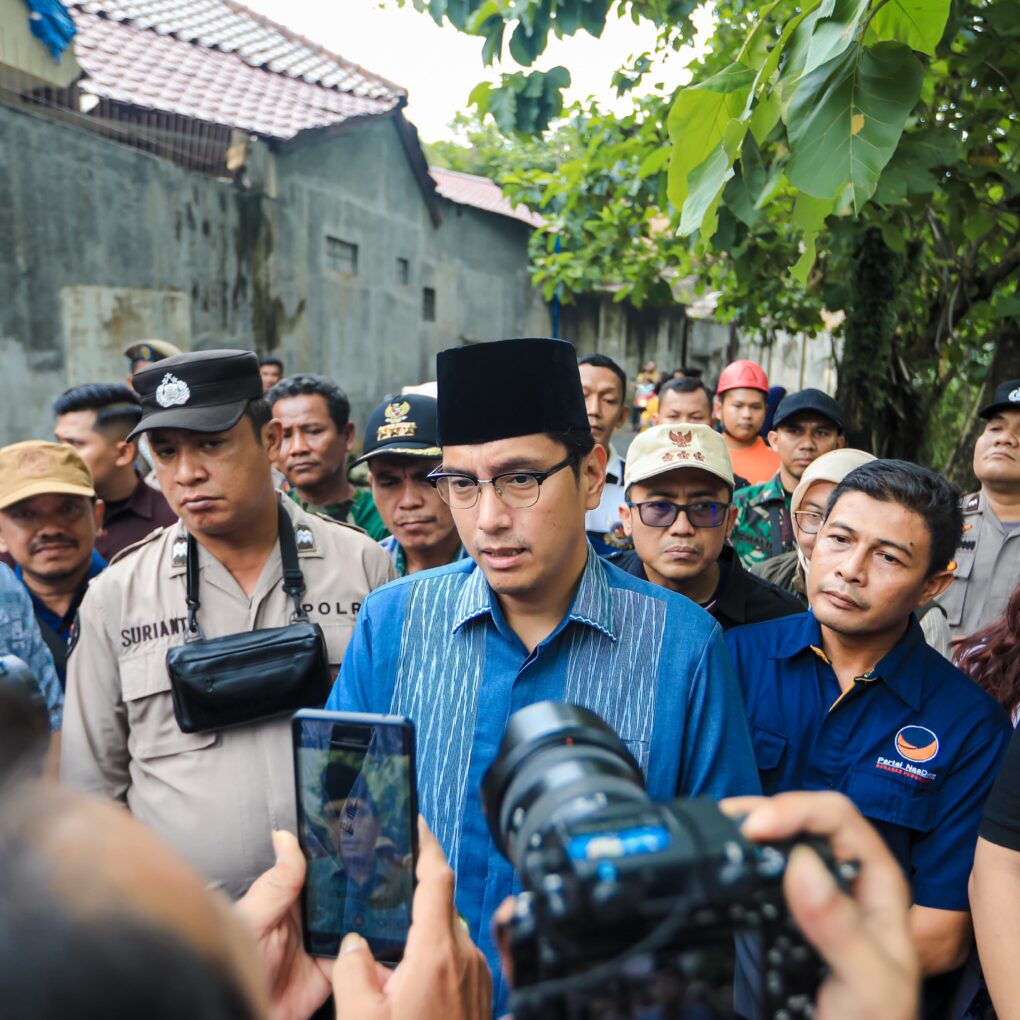 Wali Kota Medan Rico Wass saat mendatangi orang tua korban yang hanyut di Sungai Deli. BP/erwan