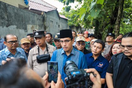 Wali Kota Medan Rico Wass saat mendatangi orang tua korban yang hanyut di Sungai Deli. BP/erwan