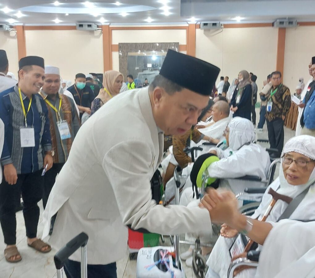 Wakil Bupati Tapsel Jafar Syahbuddin Ritonga saat memberikan salam ucapan selamat jalan kepada CJH di Asrama Haji Medan, Minggu (26/5-25). Foto : BP/Ist