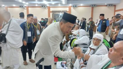 Wakil Bupati Tapsel Jafar Syahbuddin Ritonga saat memberikan salam ucapan selamat jalan kepada CJH di Asrama Haji Medan, Minggu (26/5-25). Foto : BP/Ist