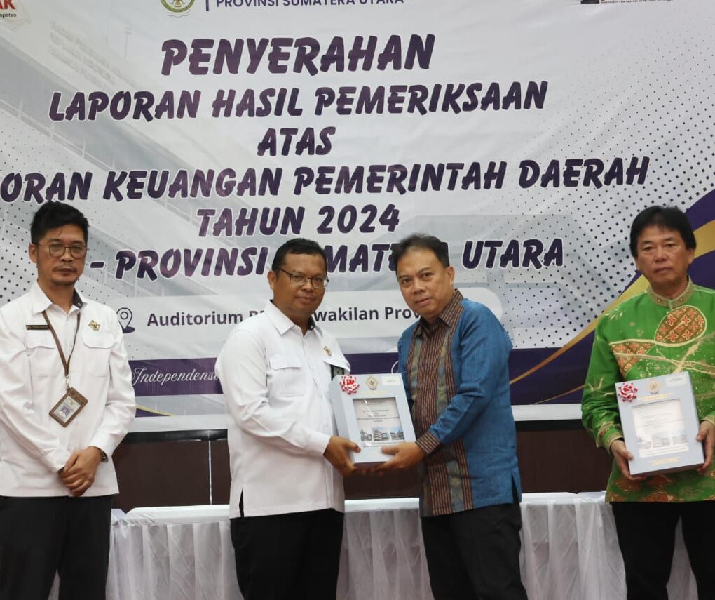 Wakil Bupati Tapanuli Selatan Jafar Syahbuddin Ritonga saat menerima sertifikasi dari Ketua BPK RI Sumut Paula Henry Atas LKPD TA 2024 dengan opini WTP untuk Pemkab Tapsel yang ke-11 kali berturut-turut, Senin (26/5-25). Foto : BP/Ist