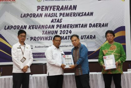 Wakil Bupati Tapanuli Selatan Jafar Syahbuddin Ritonga saat menerima sertifikasi dari Ketua BPK RI Sumut Paula Henry Atas LKPD TA 2024 dengan opini WTP untuk Pemkab Tapsel yang ke-11 kali berturut-turut, Senin (26/5-25). Foto : BP/Ist