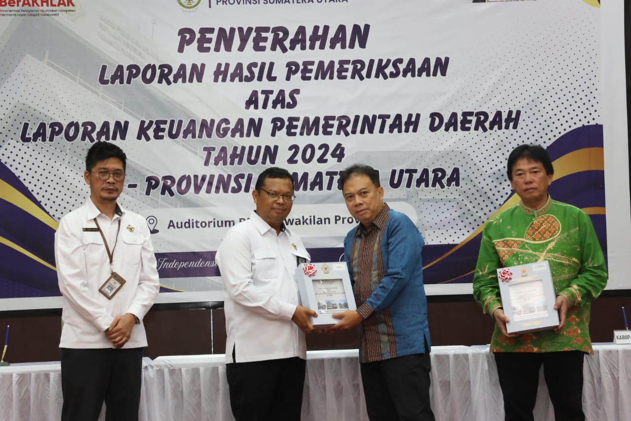 Wakil Bupati Tapanuli Selatan Jafar Syahbuddin Ritonga saat menerima sertifikasi dari Ketua BPK RI Sumut Paula Henry Atas LKPD TA 2024 dengan opini WTP untuk Pemkab Tapsel yang ke-11 kali berturut-turut, Senin (26/5-25). Foto : BP/Ist