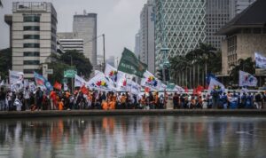 Buruh dari berbagai aliansi melakukan aksi damai dalam rangka Hari Buruh Internasional di kawasan Patung Kuda, Jakarta, Rabu (1/5/2024).