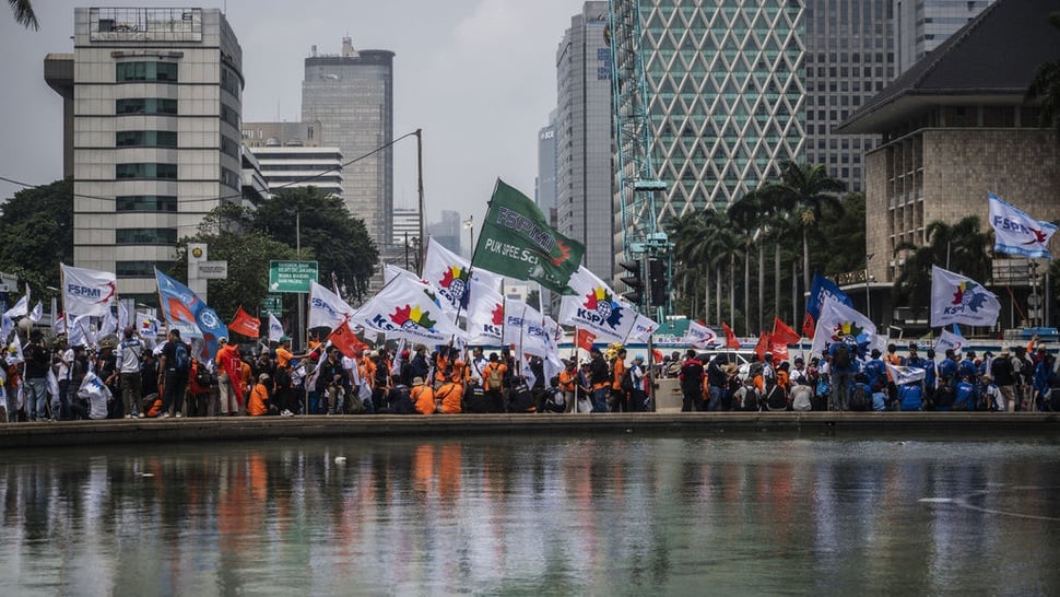 Buruh dari berbagai aliansi melakukan aksi damai dalam rangka Hari Buruh Internasional di kawasan Patung Kuda, Jakarta, Rabu (1/5/2024).