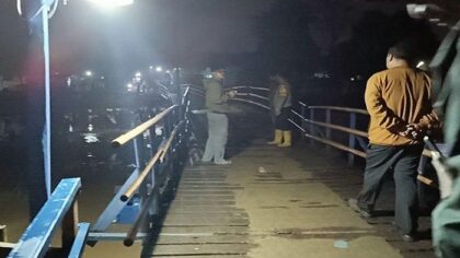 Jembatan Ambruk di Bandung, Motor dan Pengendara Tercebur ke Sungai Citarum, Warga Panik Menyelamatkan Diri