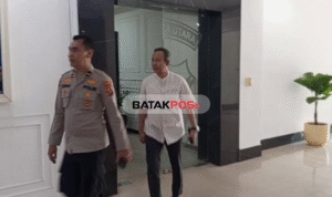 Kepala Perwakilan Ombudsman Sumut, Herdensi (kemeja putih) turun ke Mapolda Sumut dan menemui Irwasda Kombes Pol Nanang Masbudi, Rabu (30/4/2025) kemarin.(batakpos.com).