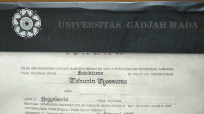 Keaslian Ijazah Jokowi Dipertanyakan Lagi, Dokter Tifa Ungkap Perbedaan Map Ijazah UGM yang Mencurigakan