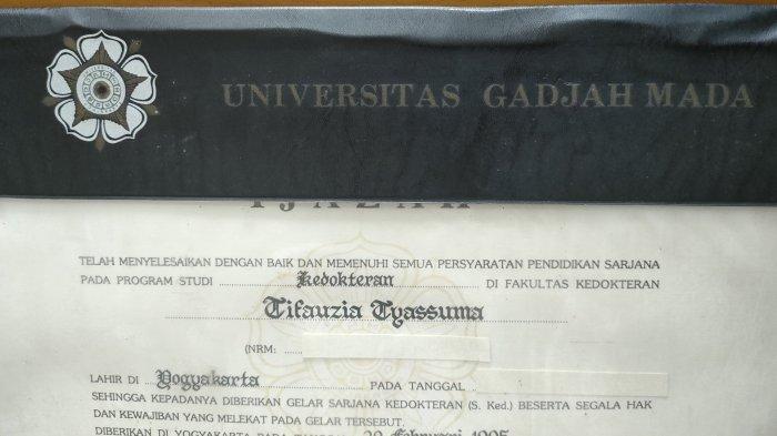 Keaslian Ijazah Jokowi Dipertanyakan Lagi, Dokter Tifa Ungkap Perbedaan Map Ijazah UGM yang Mencurigakan