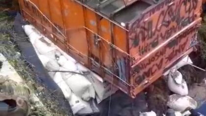 Truk Bermuatan Pupuk Terguling di Banjarnegara, Warga Kompak Lakukan Evakuasi
