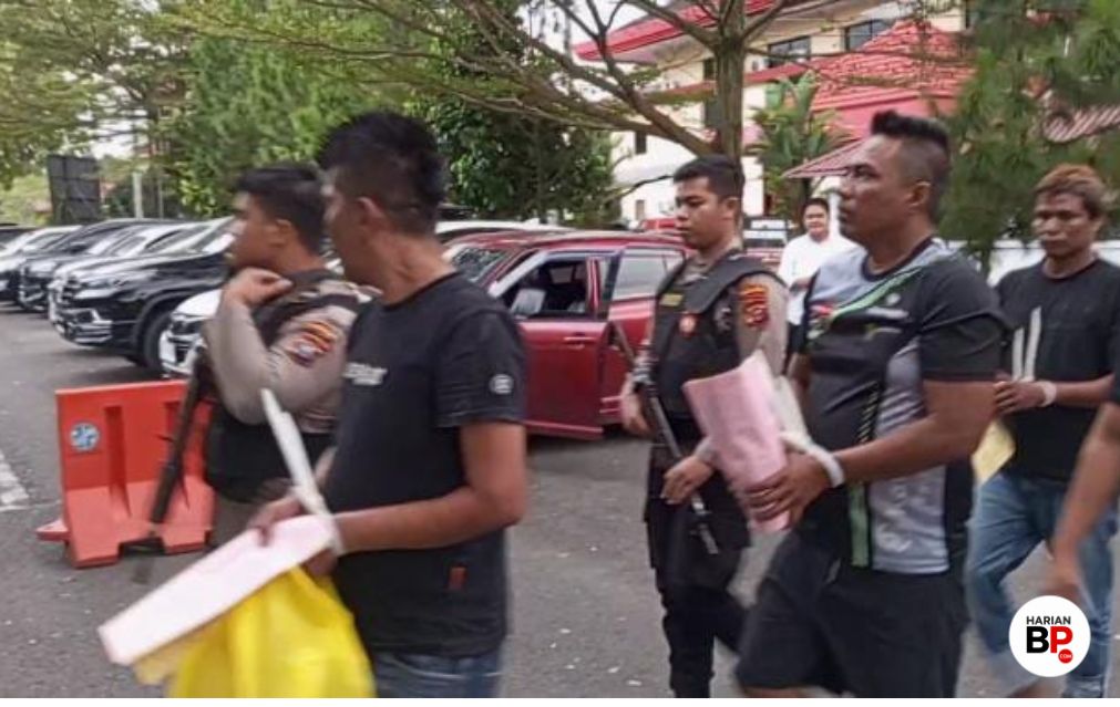 Ketiga pelaku diborgol ketika hendak dibawa ke ruangan tahanan kepolisian Polda Sumut.(batakpos.com)