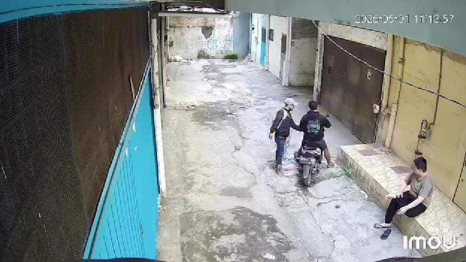 Aksi perampokan terekam CCTV pada sebuah gang di seputaran Jalan Thamrin Medan