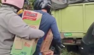 Warga Jarah Mi Instan dari Truk Kecelakaan di Jalintim Banyuasin, Sopir Truk Kabur Tinggalkan Muatan