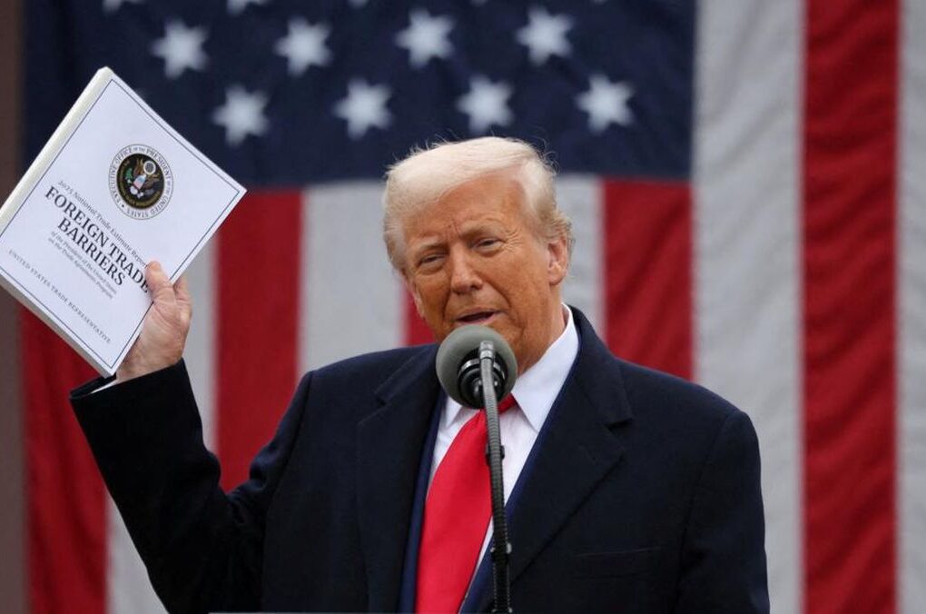 Trump Ancam Apple dengan Tarif 25% Jika iPhone Tak Diproduksi di AS, Saham Langsung Anjlok!