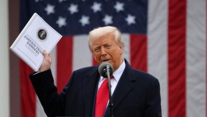Trump Ancam Apple dengan Tarif 25% Jika iPhone Tak Diproduksi di AS, Saham Langsung Anjlok!