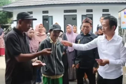 Bupati Purwakarta Beli Tanah untuk Keluarga Miskin, Gadaikan SK Demi Masa Depan Anak Didik